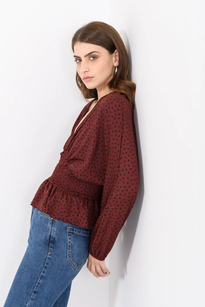 Blusa Vinotinto con Estampado de Corazones y Cintura Shirring