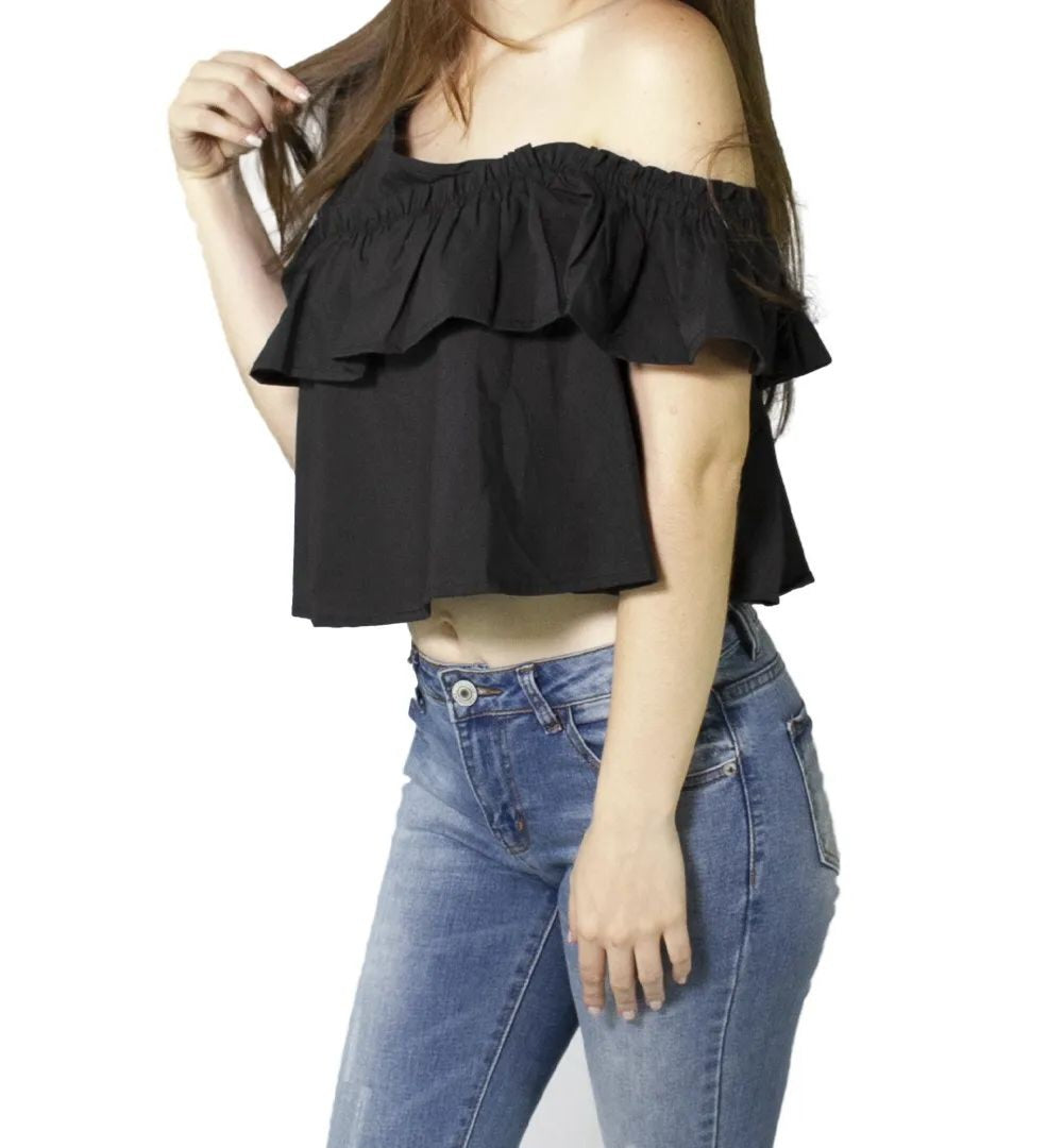 Blusa negra con escote elástico y doble capa frontal.