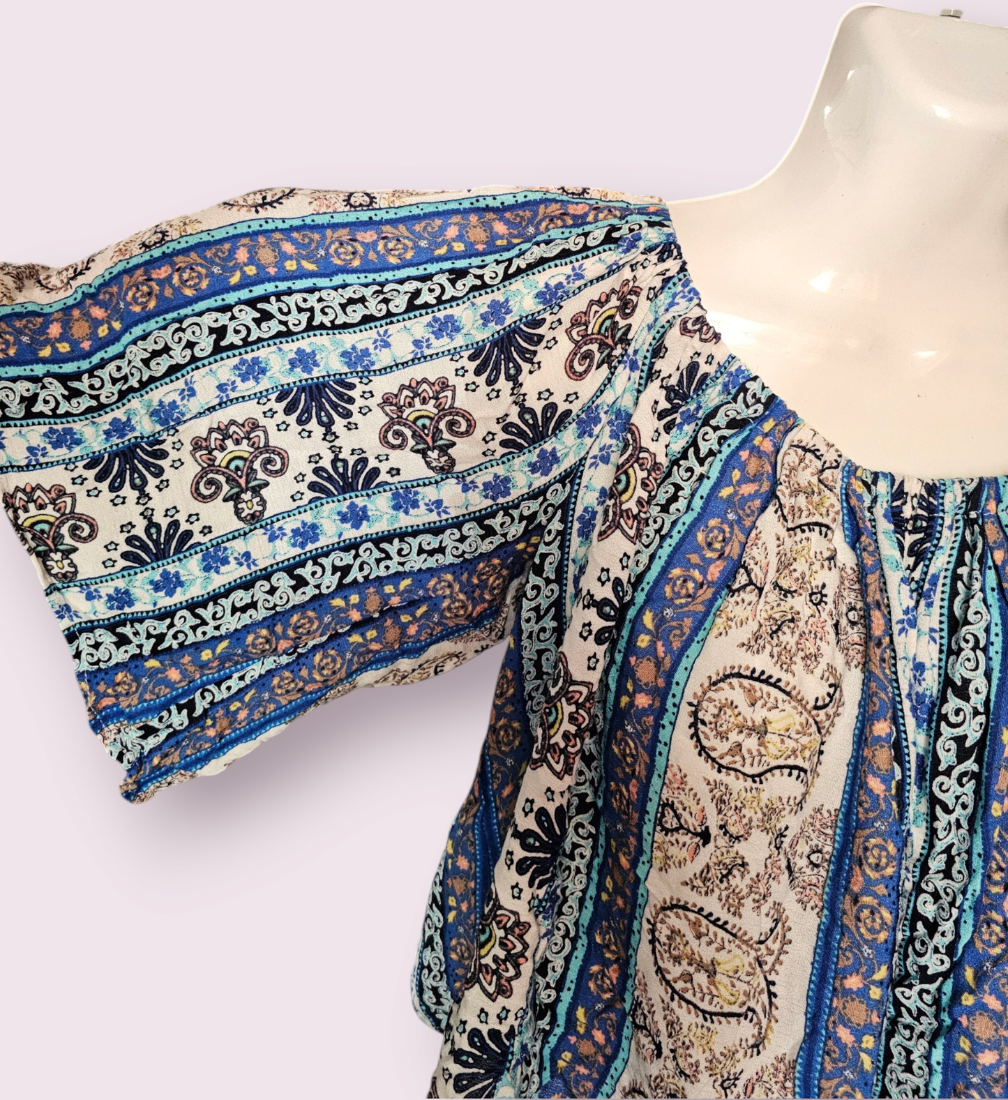 Blusa Bohemia de Estilo Étnico en Tonos Azules y Beige