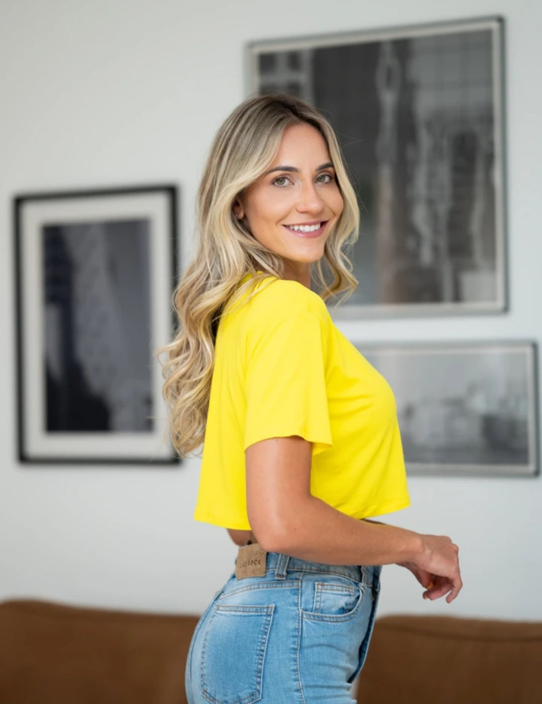 Alegría Radiante: La Blusa Cropped Amarilla