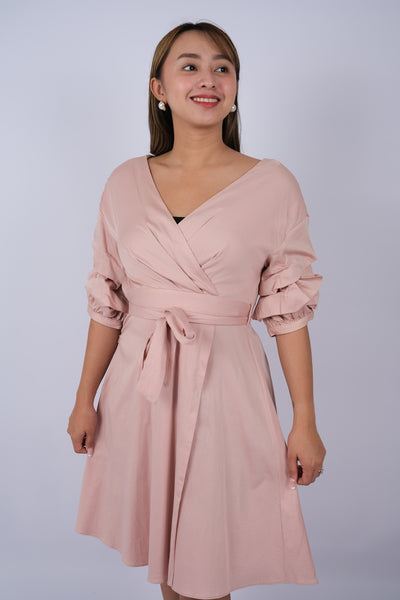 Vestido Rosa Pastel con Detalles de Volantes   