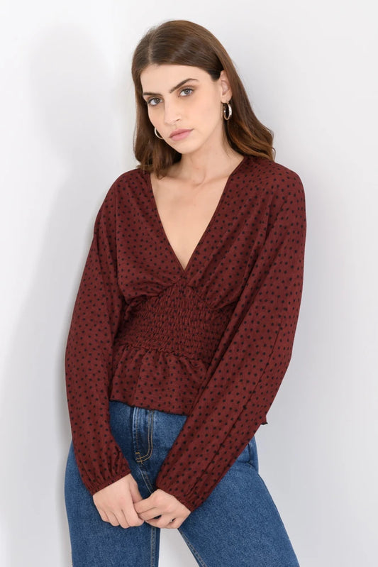 Blusa Vinotinto con Estampado de Corazones y Cintura Shirring