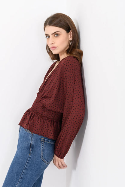 Blusa Vinotinto con Estampado de Corazones y Cintura Shirring