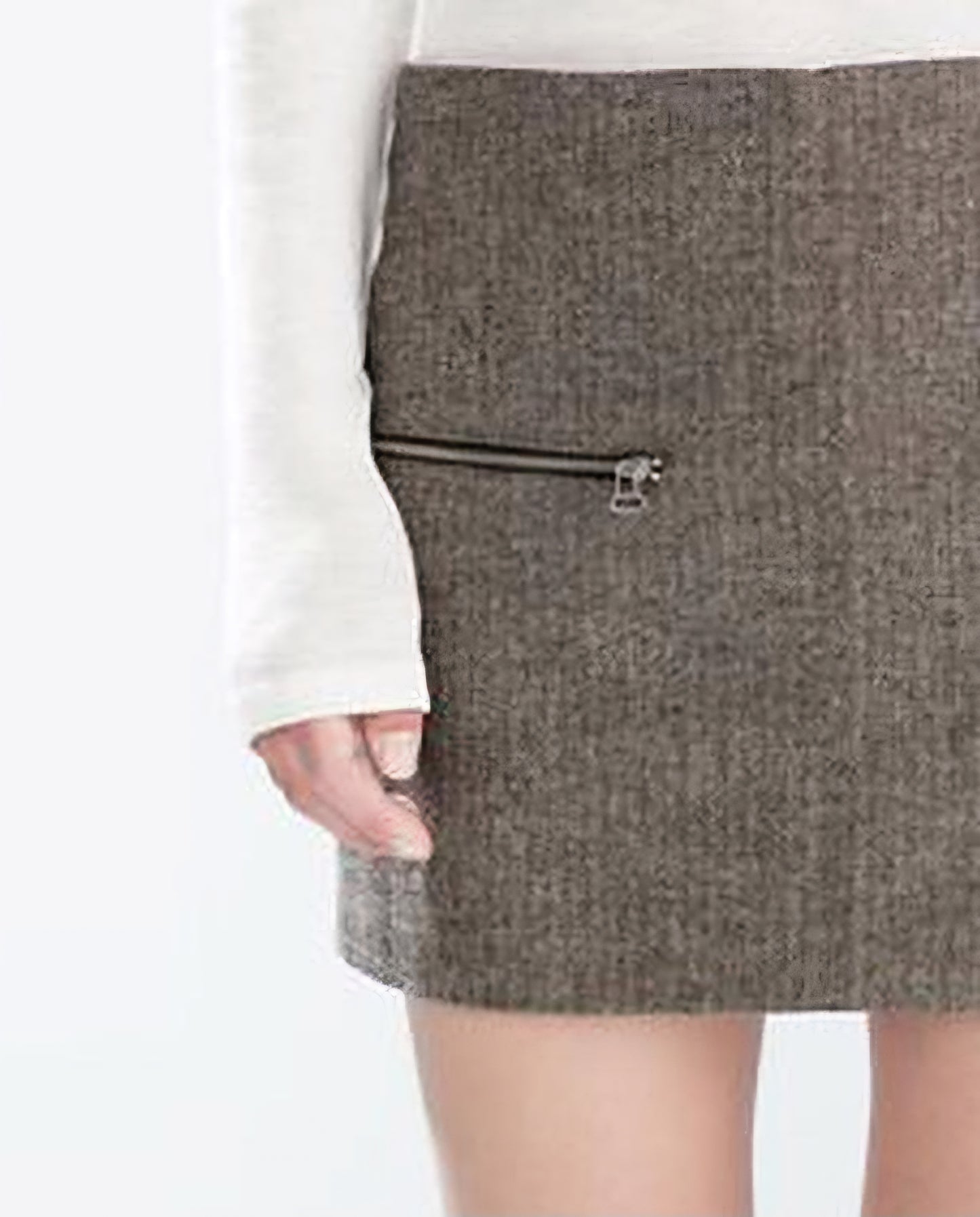 "Falda ZARA Espiga Urbana con Detalles Metálicos"