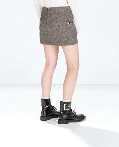 "Falda ZARA Espiga Urbana con Detalles Metálicos"