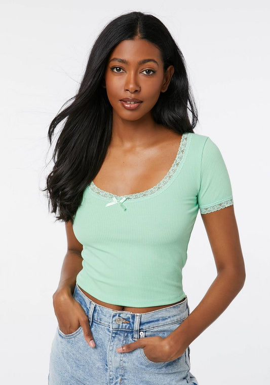 Encanto Primaveral: La Blusa Ribeteada de Menta   