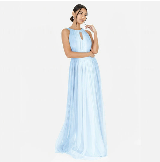Vestido largo celeste de gasa con abertura en el escote   