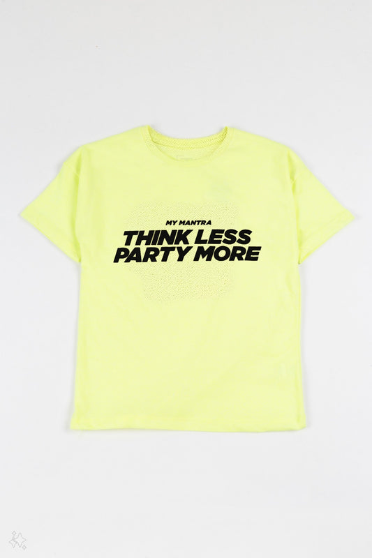 Crop top con mensaje: "Think Less Party More"