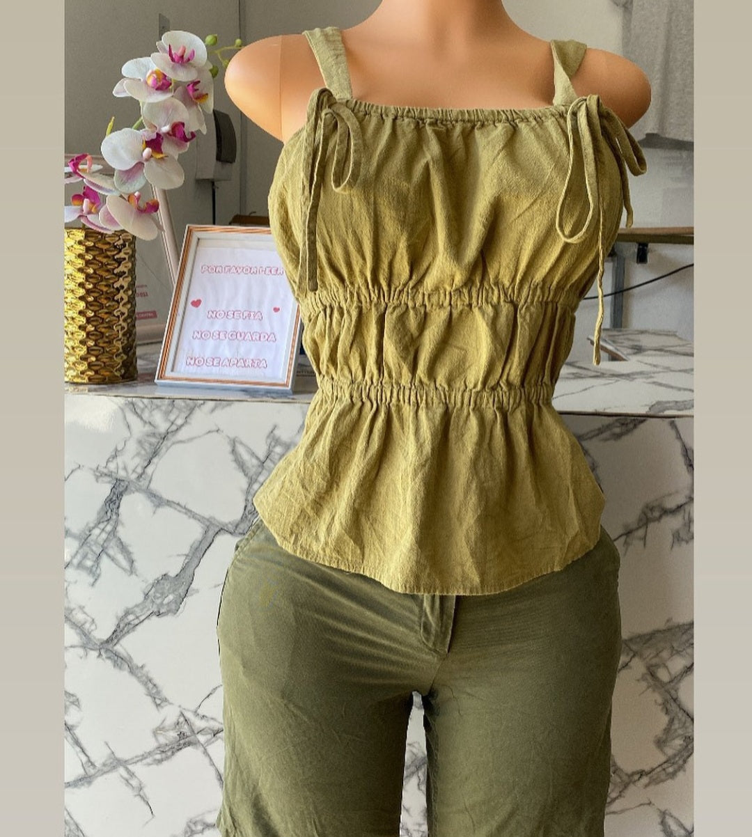 Blusa Verde Oliva con Tirantes y Detalle Fruncido