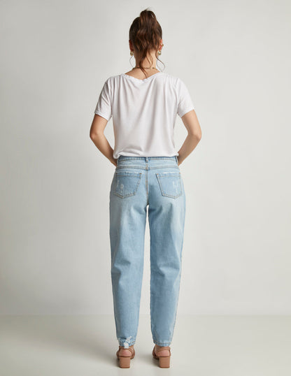Jeans Mom Fit en Azul Claro - Estilo Minimalista Contemporáneo