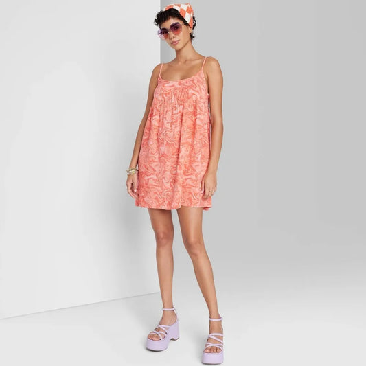 Vestido corto coral con estampado ondulado   
