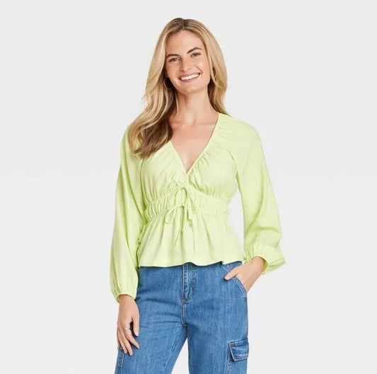 Encanto Radiante: La Blusa de Peplum